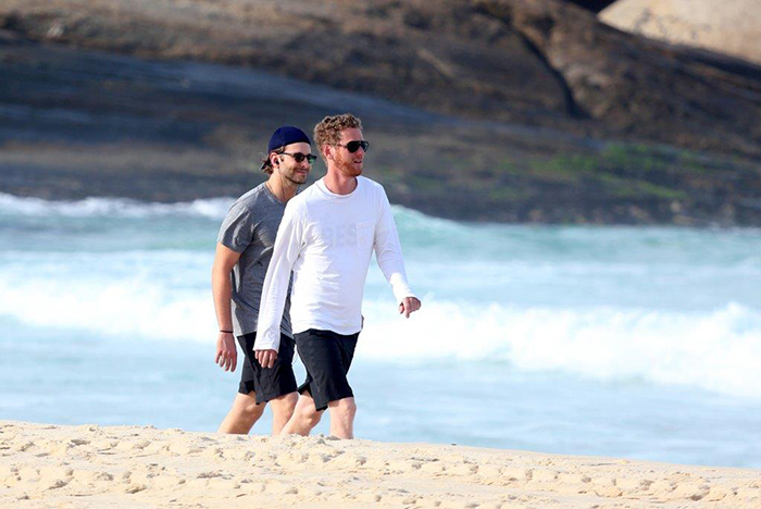 Eles fizeram uma caminhada pela praia