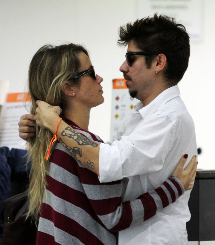 Juliana Didone troca beijos com o namorado no aeroporto de SP