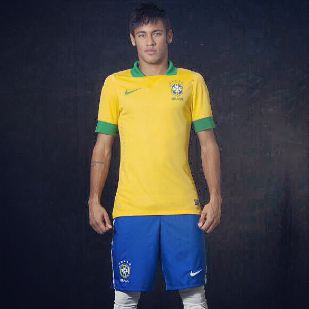 Neymar posta foto com uniforme da seleção
