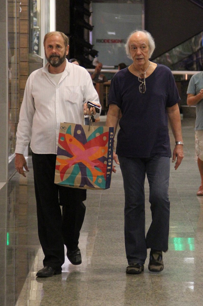 Erasmo Carlos faz compras em shopping carioca