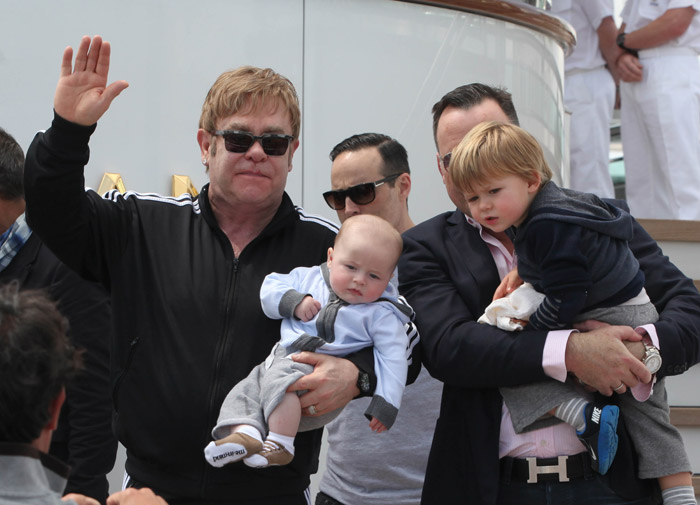 Elton John chega a Veneza com seus filhos