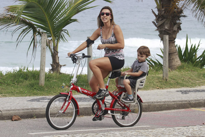 Cristiane Dias leva o filho para passear de bicicleta