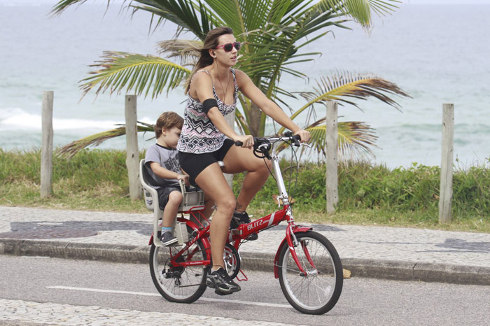Cristiane Dias leva o filho para passear de bicicleta