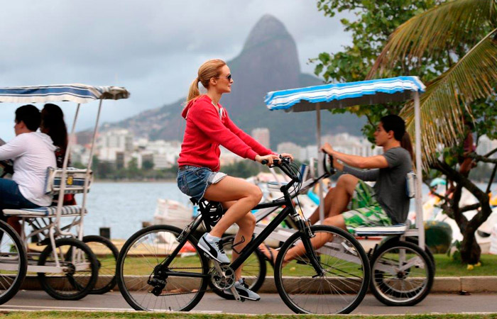 Heather Graham, de Se Beber não Case, pedala pela orla do Rio
