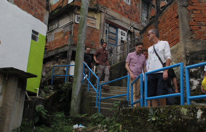 Atores de Se Beber, Não Case 3 visitam comunidade no Rio