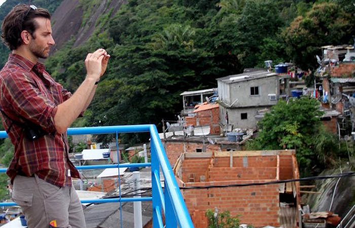 Atores de Se Beber, Não Case 3 visitam comunidade no Rio