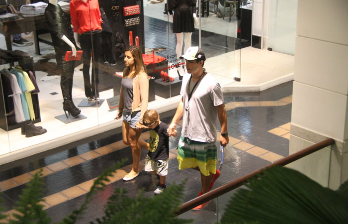 Cristiane Dias  e Thiago Rodrigues levam filho ao shopping, no Rio