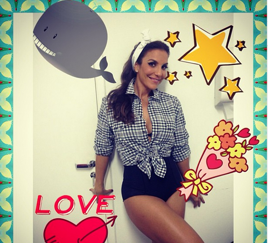 Ivete Sangalo posa de pin up e exibe as belas pernas