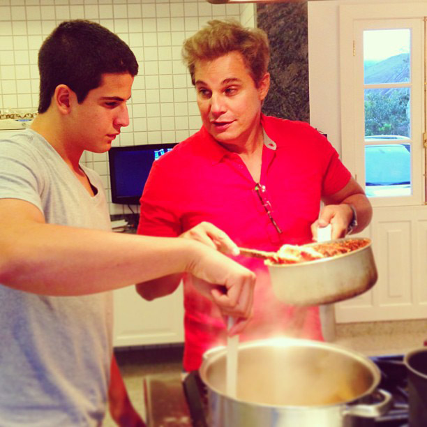 Edson Celulari cozinha comida orgânica com Enzo