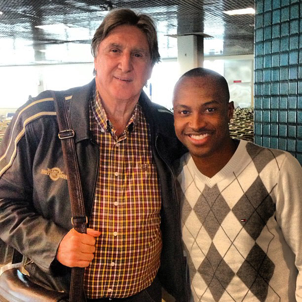 Thiaguinho tieta Sérgio Reis em aeroporto