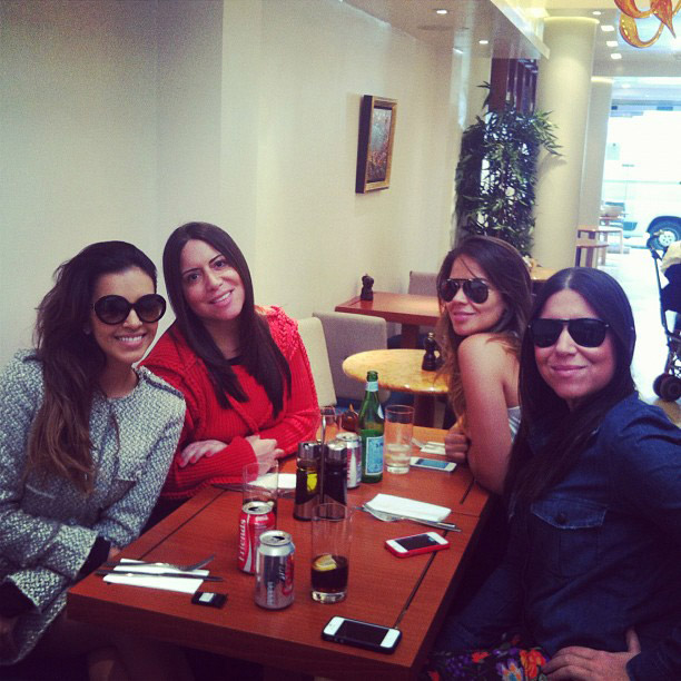  Mariana Rios encontra amigas em Londres