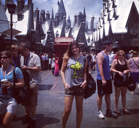 Cristiana Oliveira passeia no parque do Harry Potter