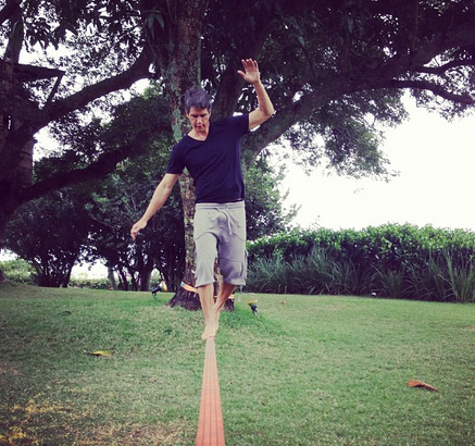 Márcio Garcia pratica slackline no parque