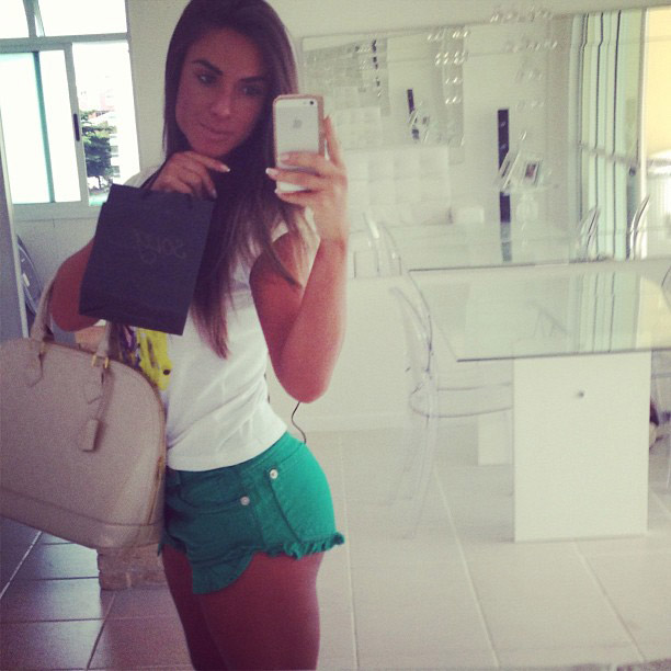 Nicole Bahls posa com short mega curto