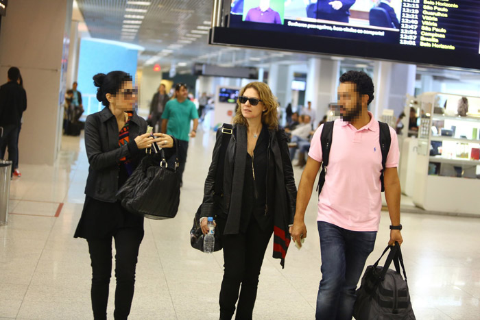 Patrícia Pillar circula pelo aeroporto Santos Dumont, no Rio