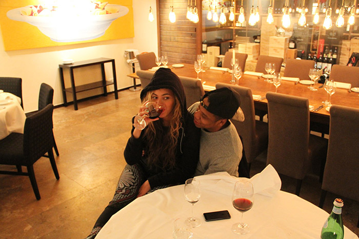 Beyoncé posta foto bebendo vinho para desmentir gravidez