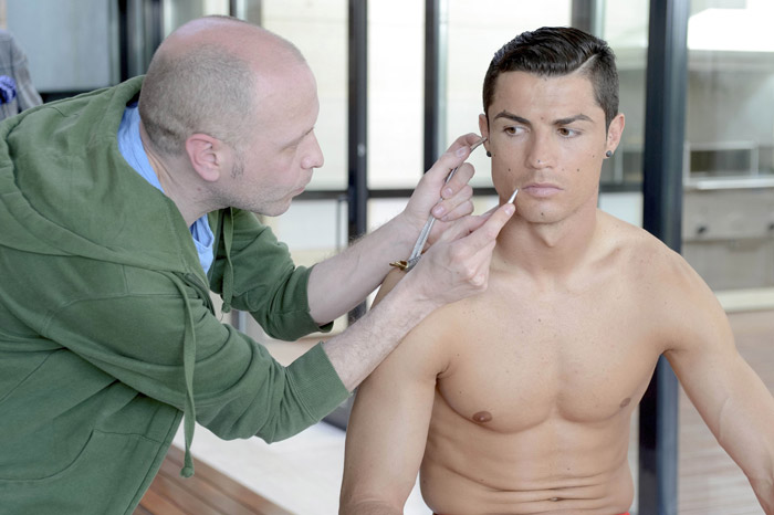 Cristiano Ronaldo tira medidas só de shorts, para nova escultura de cera