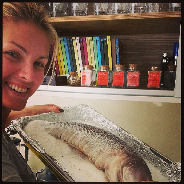 Ana Hickmann prepara peixe no forno a lenha