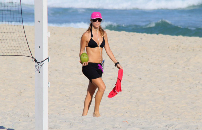 Christine Fernandes curte praia carioca e mostra a boa forma