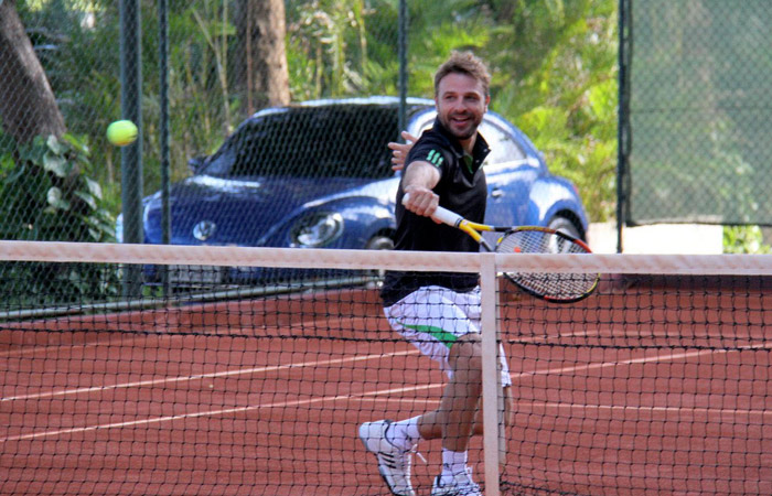 Cássio Reis se diverte jogando tênis