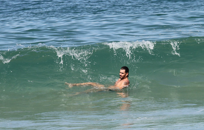 Juliano Cazarré anda de skate e depois dá mergulho em praia carioca