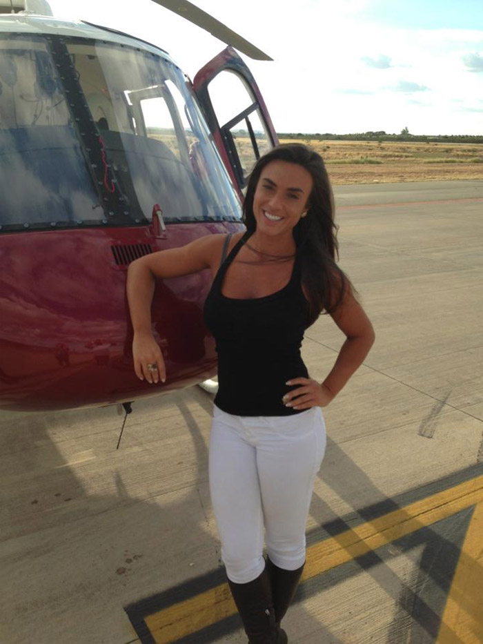 Nicole Bahls chega de helicóptero a Vaquejada de Petrolina