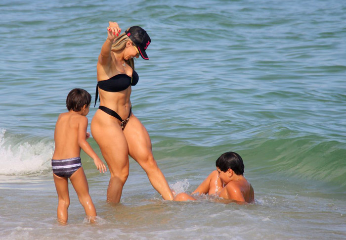 Andrea de Andrade usa biquíni minúsculo em praia carioca