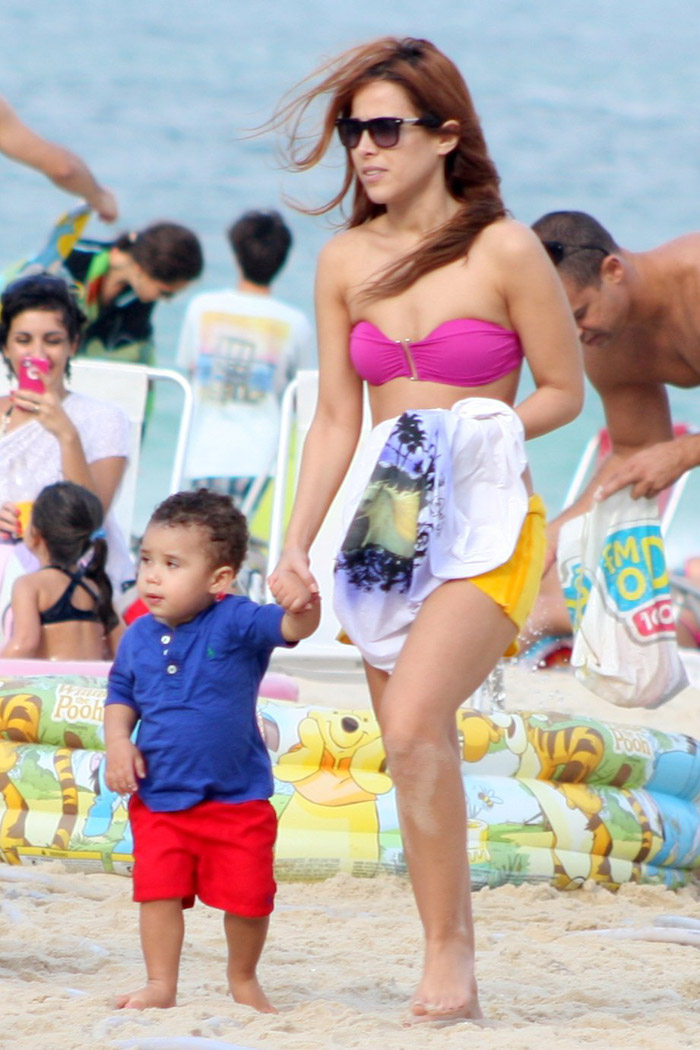Wanessa curte praia e dia de sol com o filho, no Rio