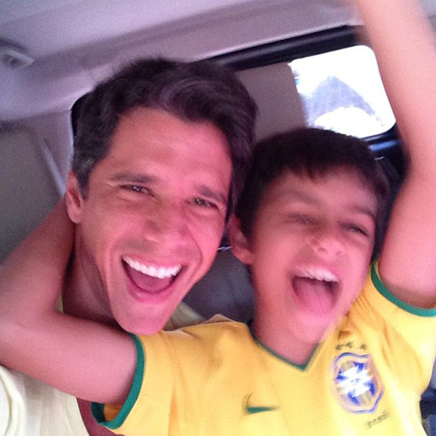 Márcio Garcia leva o filho a jogo do Brasil no Maracanã