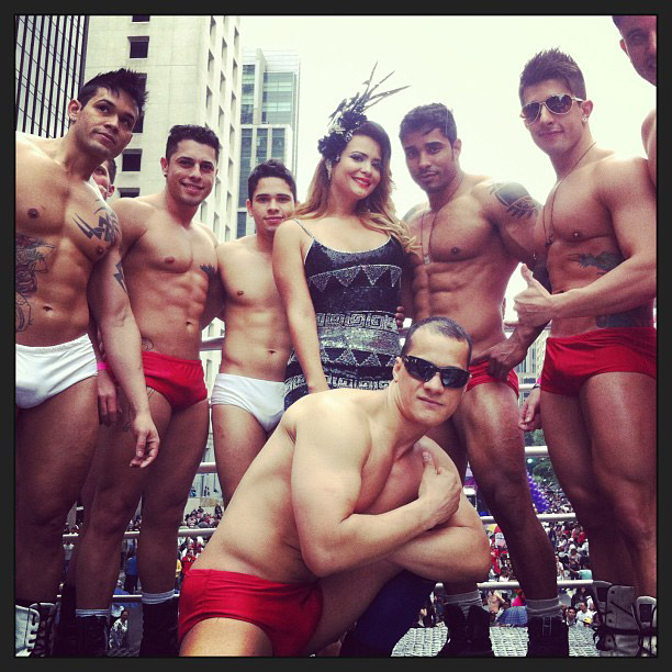 Parada Gay: Geisy Arruda posa ao lado de vários bofes de sunguinha