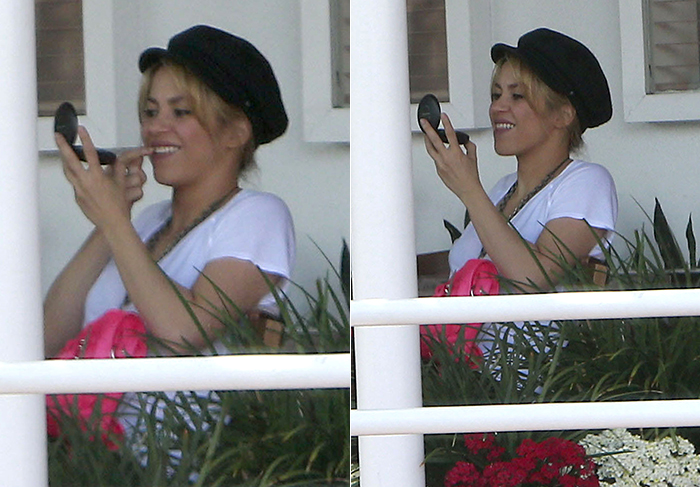 Shakira limpa os dentes com a mão, em restaurante de Los Angeles