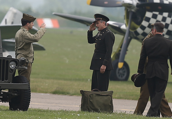 George Clooney e Matt Damon rodam cena uniformizados