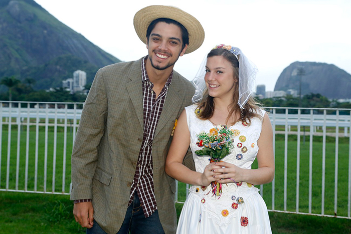 Rodrigo Simas e Alice Wegmann se vestem de noivos para o Roça in Rio
