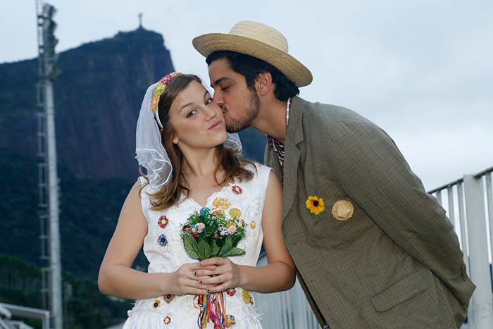 Rodrigo Simas e Alice Wegmann são os noivos de casamento caipira