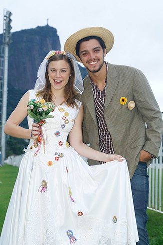 Rodrigo Simas e Alice Wegmann se vestem de noivos para o Roça in Rio