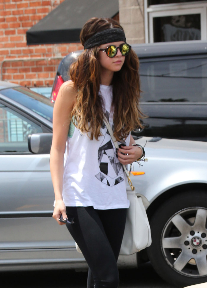 Selena Gomez faz compras vestida de hippie, em Los Angeles