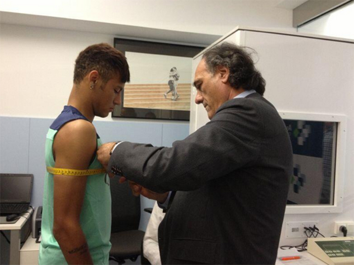 Neymar passa por exames médicos antes de ser apresentado