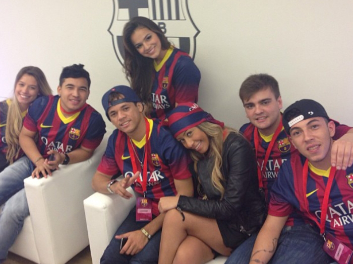 Na Espanha, Bruna Marquezine e amigos de Neymar vestem a camisa do Barcelona