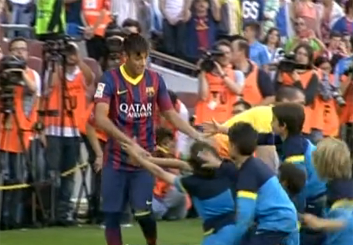 Na Espanha, Bruna Marquezine e amigos de Neymar vestem a camisa do Barcelona