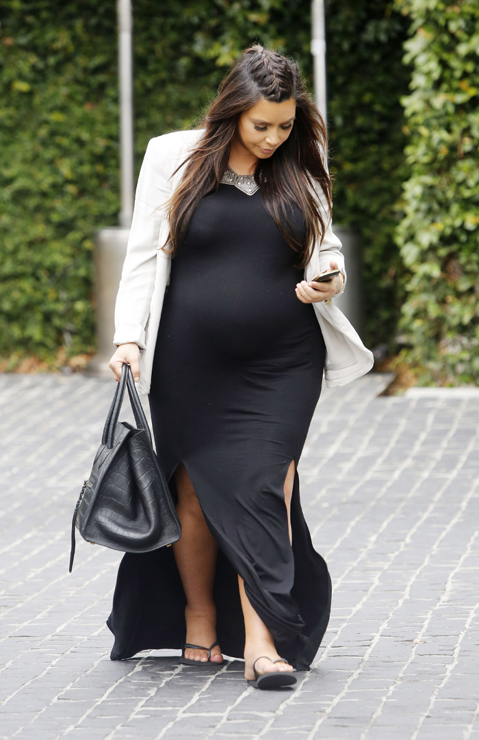 Kim Kardashian exibe pés e pernas inchadas, em West Hollywood