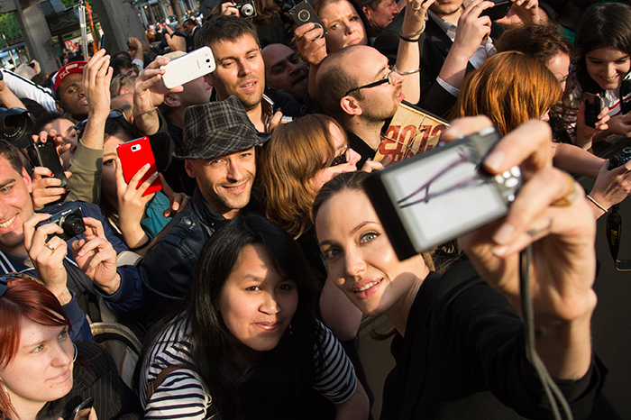 Angelina Jolie prestigia Brad Pitt vão à première, em Paris