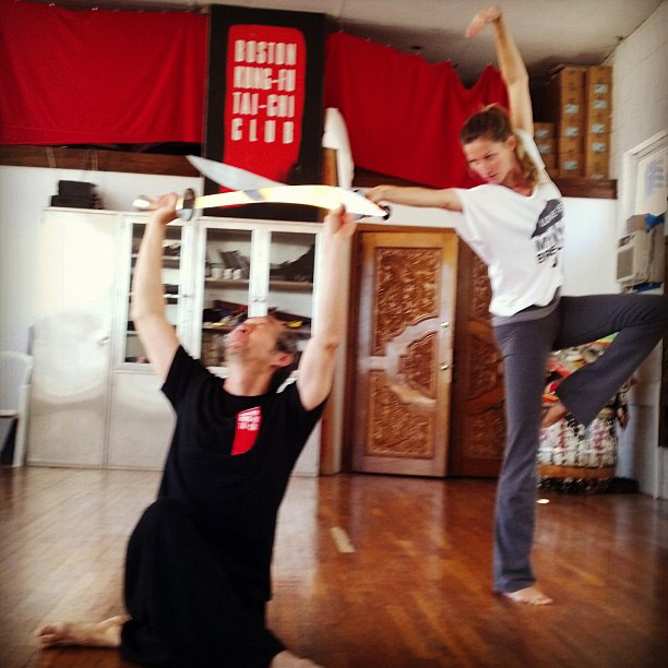 Gisele Bündchen divulga foto praticando Kung Fu