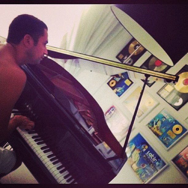 Latino posta foto compondo em seu piano