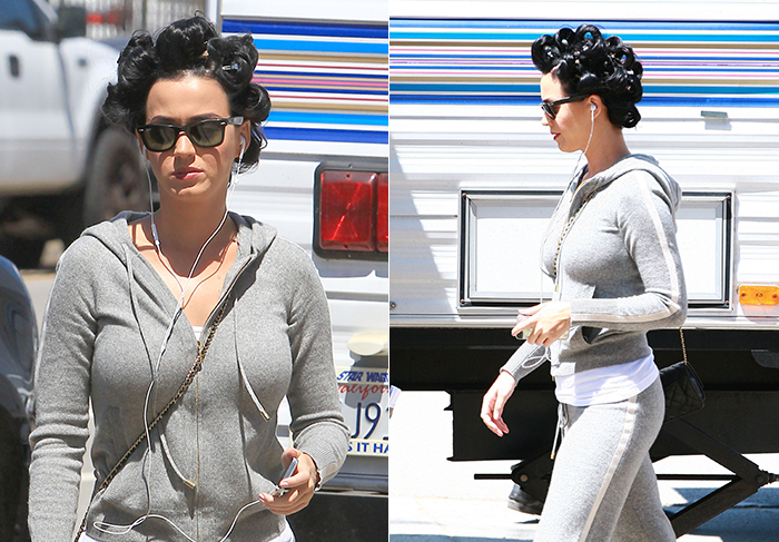 Katy Perry circula de bobes no cabelo em Los Angeles