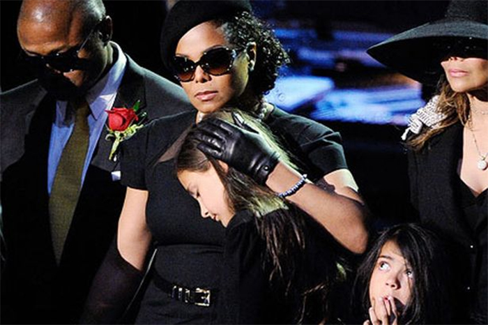 Paris abraça sua tia no funeral de Michael Jackson