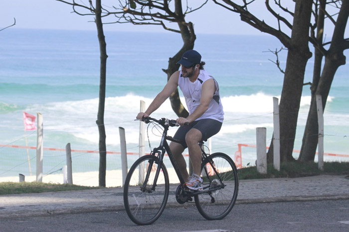 Murilo Benício usa bermuda justinha para pedalar na orla carioca