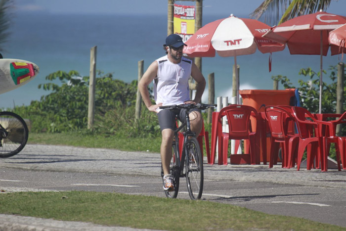 Murilo Benício usa bermuda justinha para pedalar na orla carioca