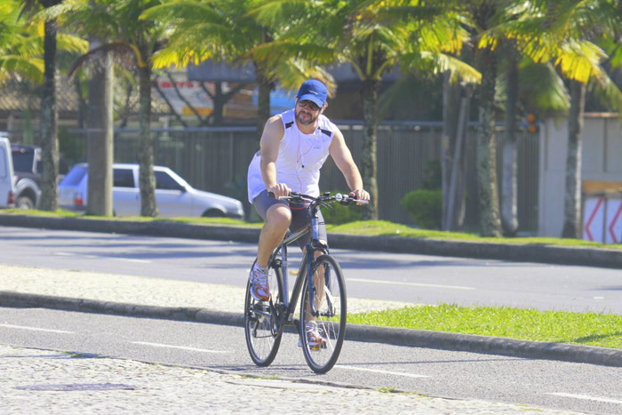 Murilo Benício usa bermuda justinha para pedalar na orla carioca