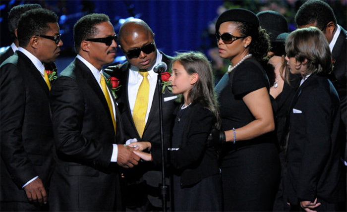 Paris Jackson com os tios, no funeral de Michael
