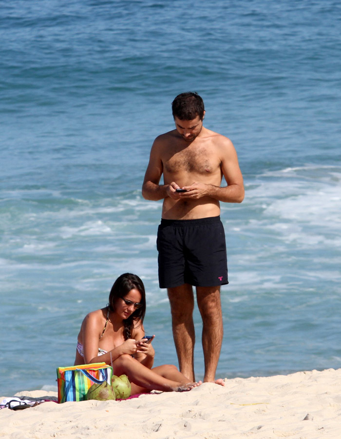 Ricardo Pereira curte sol com sua esposa grávida